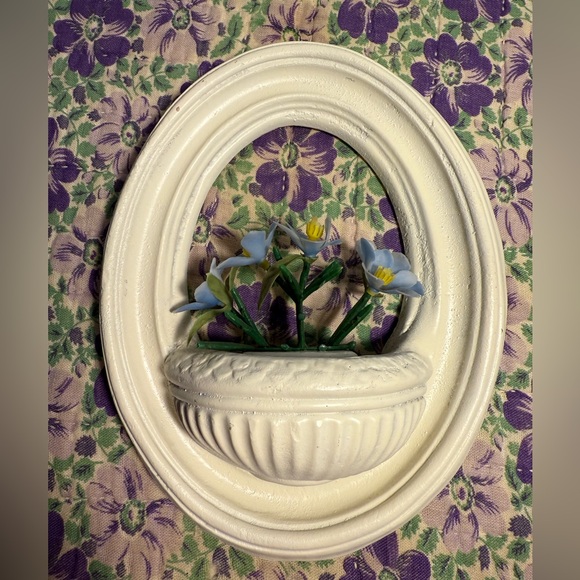 Vintage wall hanging. Plaster with faux periwinkle flowers 6x7.5” oval - Picture 7 of 8